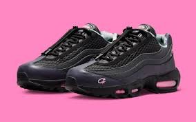 chaussures noires et anthracites, lacets noirs, détails roses sur la bulle d’air et sur le logo.