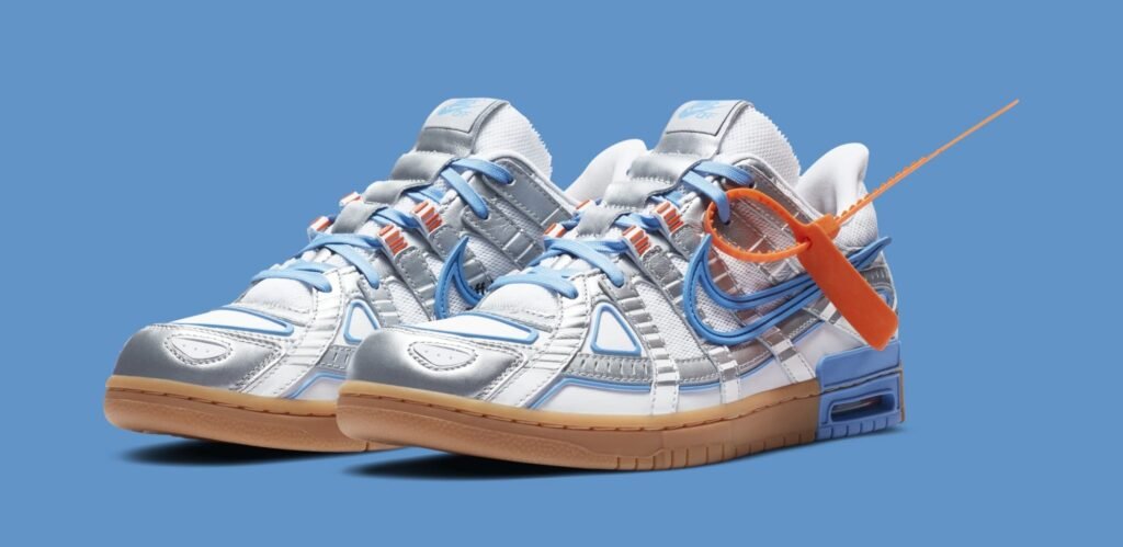 chaussures blanches et argentées, lacets bleu ciel, 2 virgules bleues par           chaussure, semelle en gomme beige et zip orange